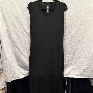 Lou & Grey Black Sleeveless Midi Dress